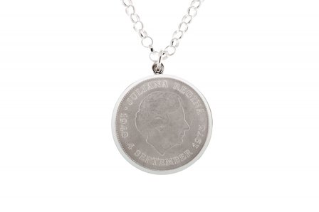 Zilveren 10 Gulden jubileum munt in zilveren rand ketting hanger