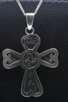 Zilveren Keltisch kruis met triskel ketting hanger