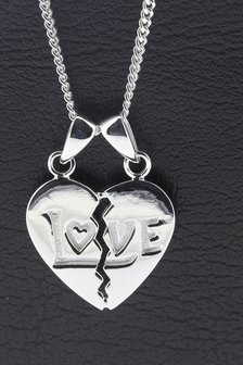 Zilveren Breekhart met tekst LOVE ketting hanger