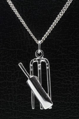 Zilveren Whicket met Cricket bat ketting hanger