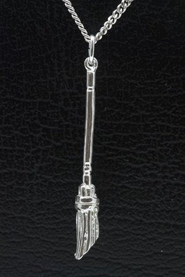 Zilveren Straatbezem ketting hanger