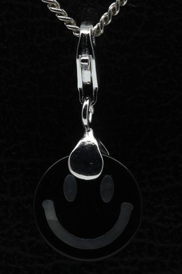 Zilveren Smiley zwart hanger en/of bedel