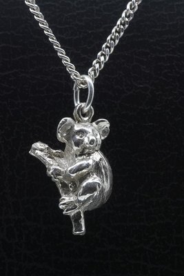 Zilveren Koala beer op tak ketting hanger