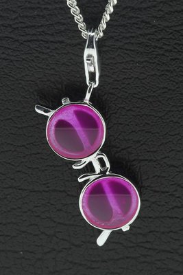 Zilveren Zonnebril lila glazen hanger en bedel
